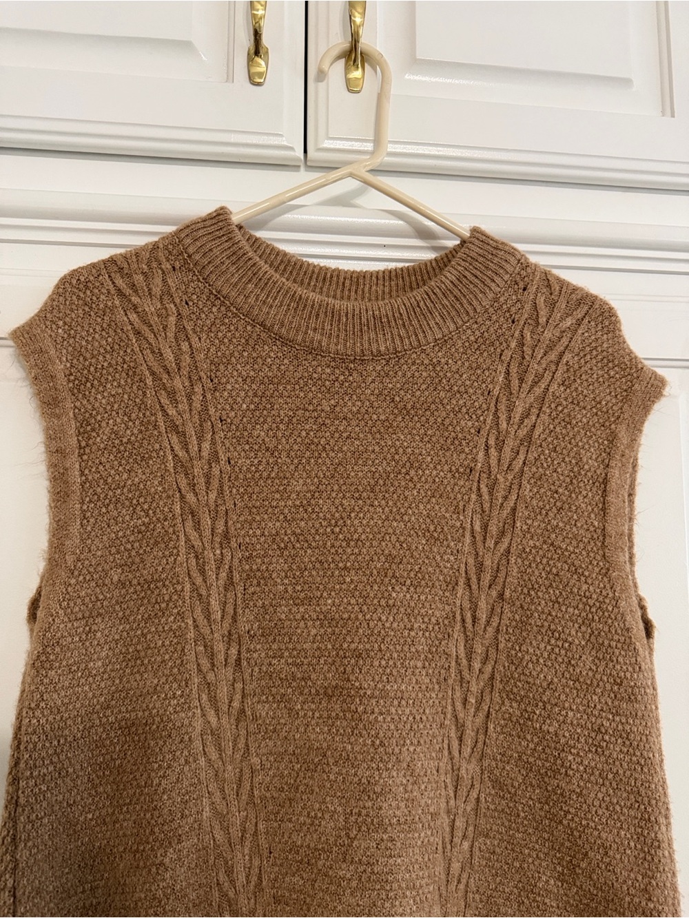 Source Unknown Cable Knit Sleeveless Sweater Vest in Camel Brown